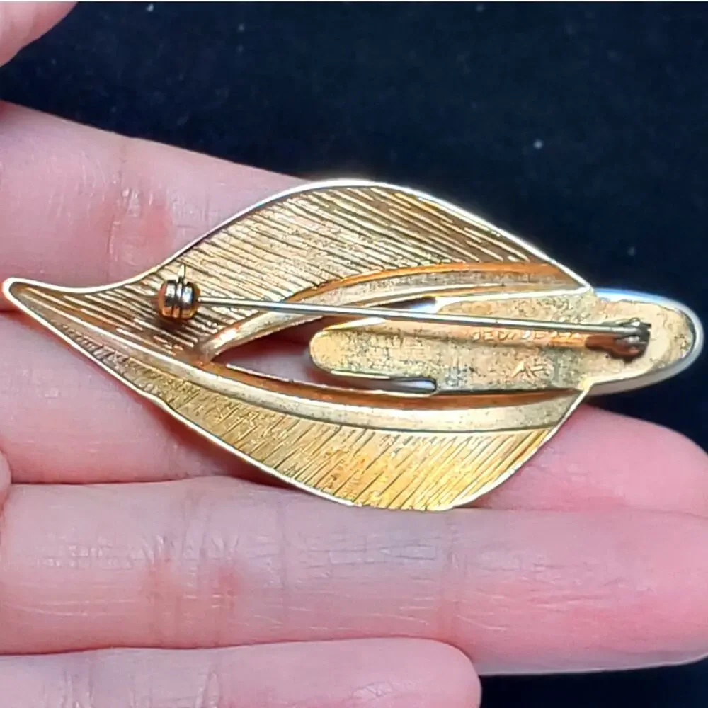 Leaf Tear Drop Mother of Pearl Brooch Unsigned 2.5